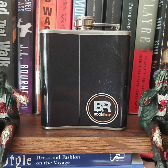 📚 BOOKS AND BOOZE 6OZ STAINLESS FLASK! - Picture 2 of 4